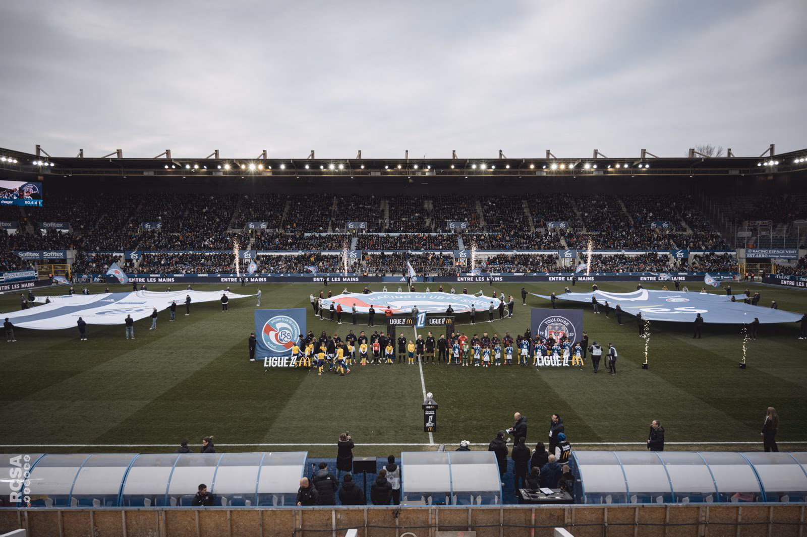 Tifo coreográfico desplegado en estadio durante el himno