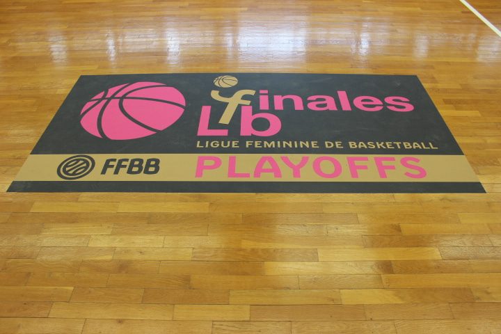 Vinilos de pista en pabellón de baloncesto