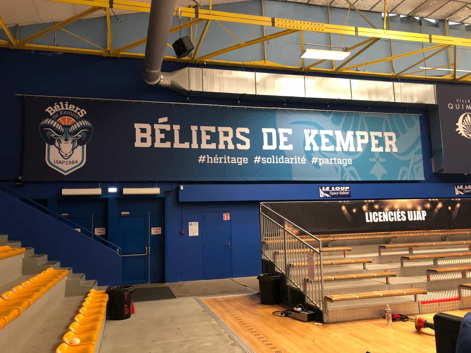 Lonas publicitarias en fondos de pista de baloncesto