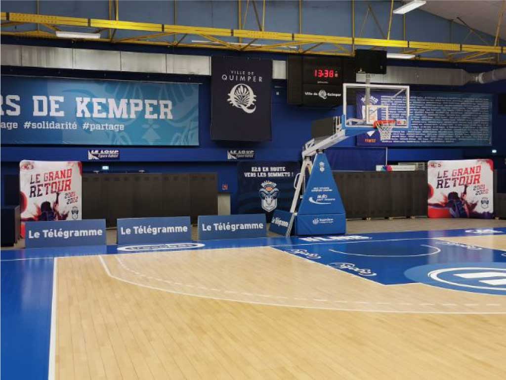 Publicidad en pabellón de baloncesto con vallas y vinilos Nakara Deporte