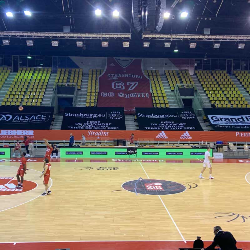 Lonas publicitarias en graderíos de pabellón de baloncesto