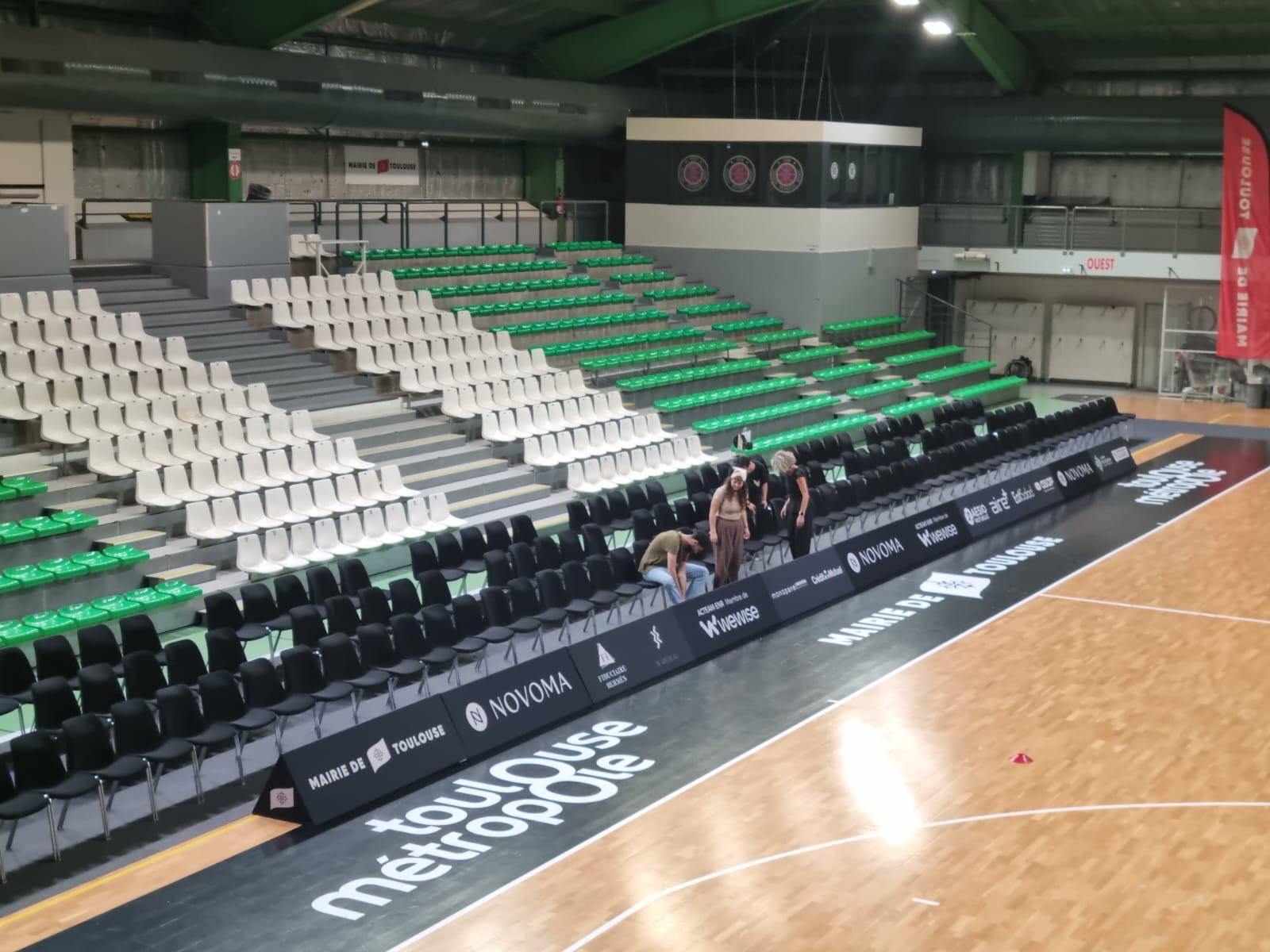 Pabellón de baloncesto equipado con vallas perimetrales