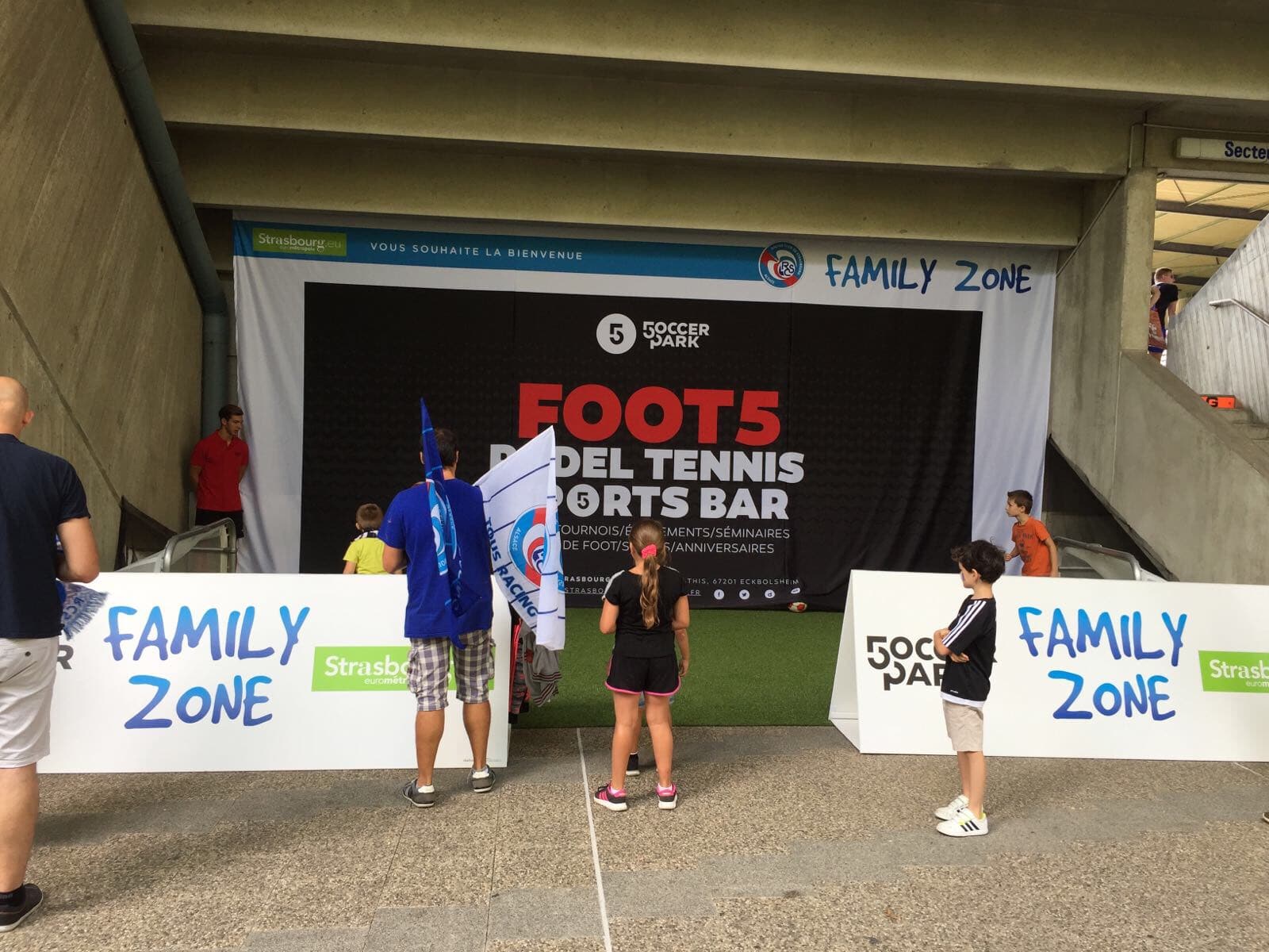 Instalación rápida paneles publicitarios Tobler-One en estadio fútbol sin electricidad