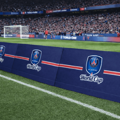 Paneles publicitarios Tobler-One instalados en estadio profesional con logos sponsors alta visibilidad - Nakara